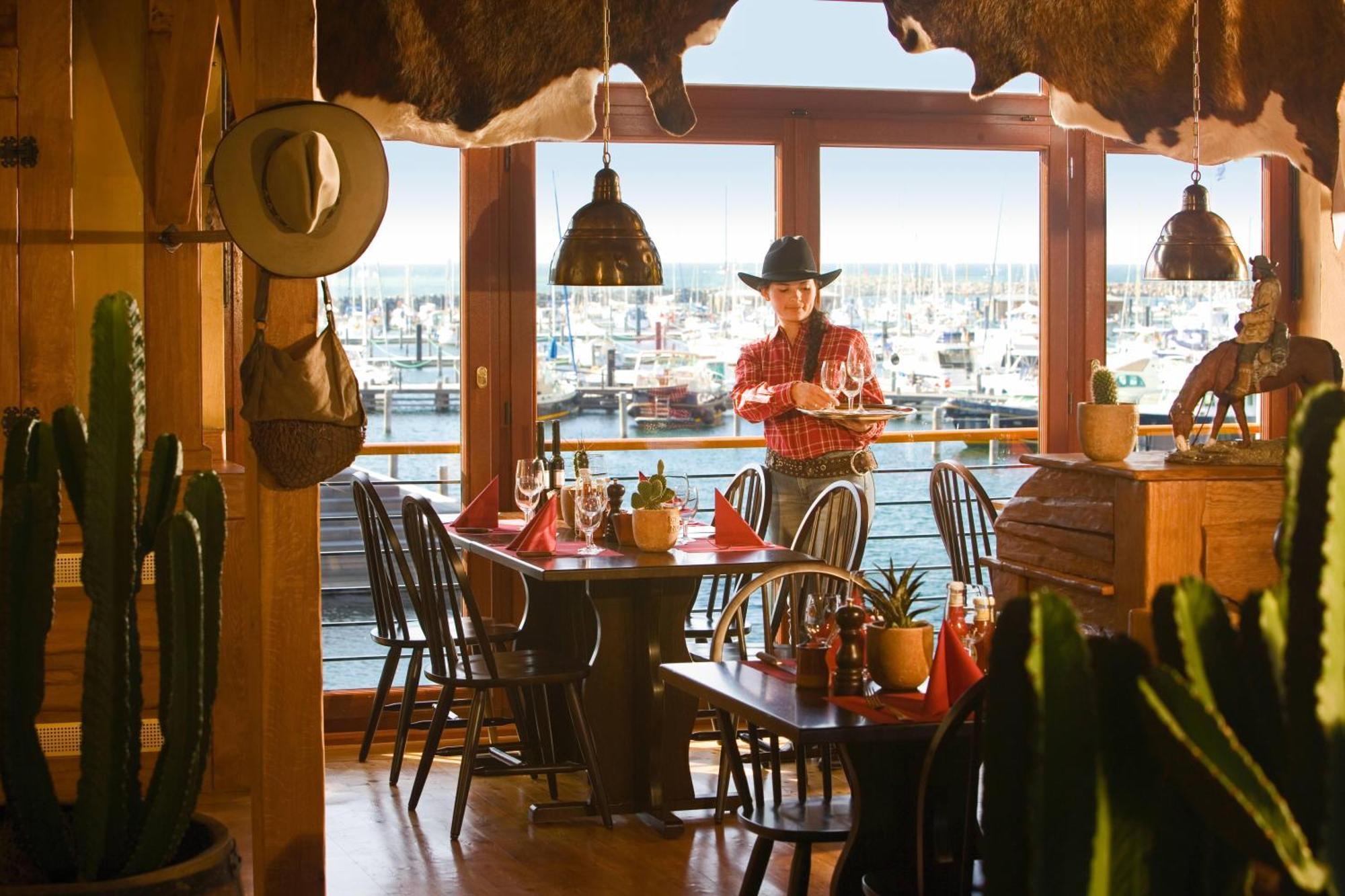 Отель Yachthafenresidenz Hohe Duene Росток Экстерьер фото Interior of a Longhorn Steakhouse