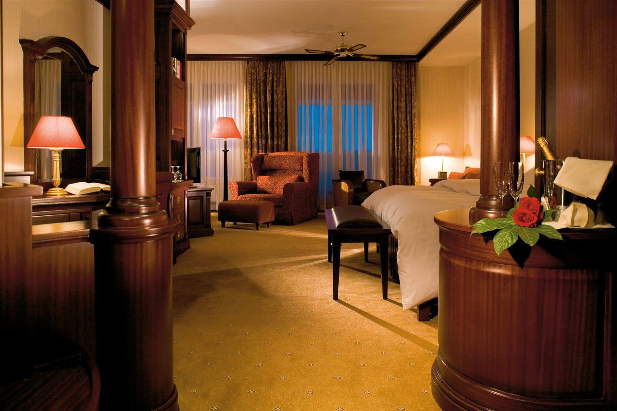 Отель Yachthafenresidenz Hohe Duene Росток Экстерьер фото A suite at the Grand Hotel