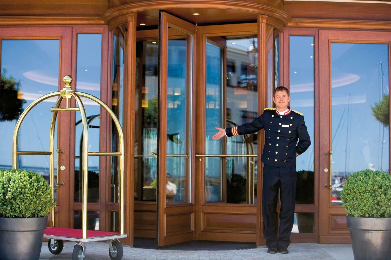 Отель Yachthafenresidenz Hohe Duene Росток Экстерьер фото A doorman at a hotel